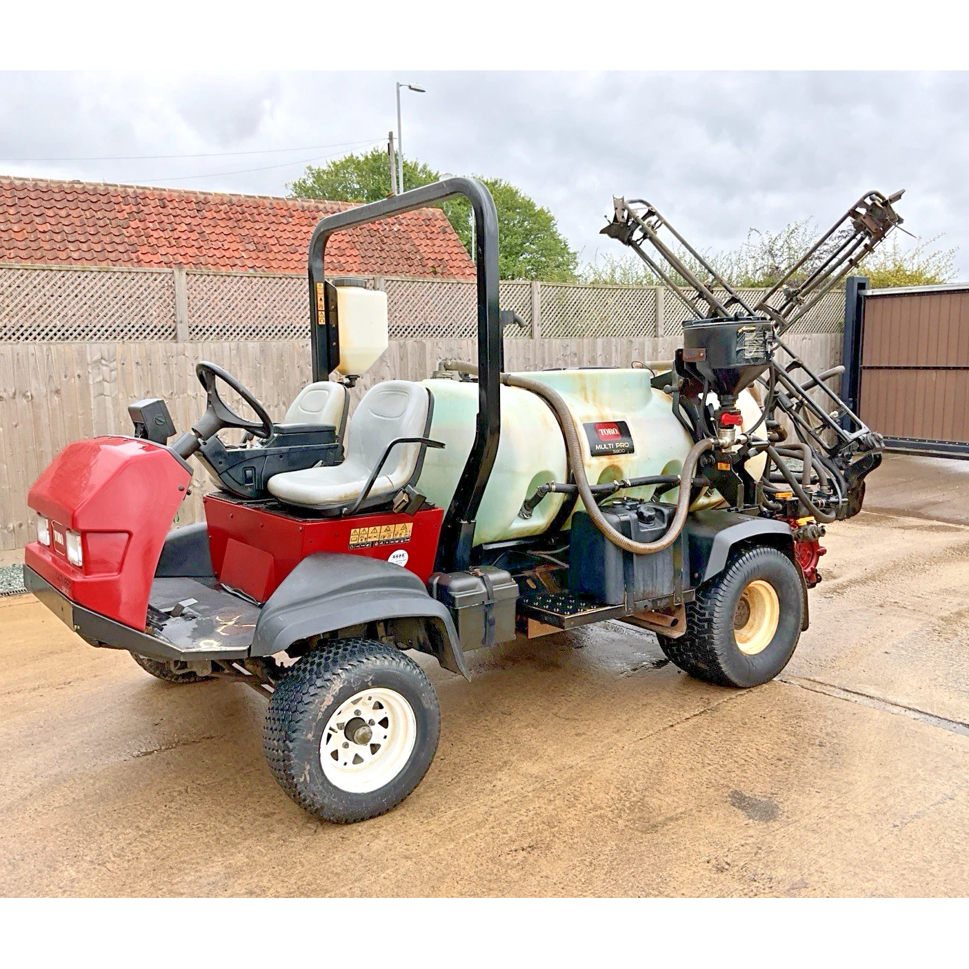 2012 TORO MULTI-PRO 5800 GOLF TURF UTILITY VEHICLE WITH SPRAYER UNIT